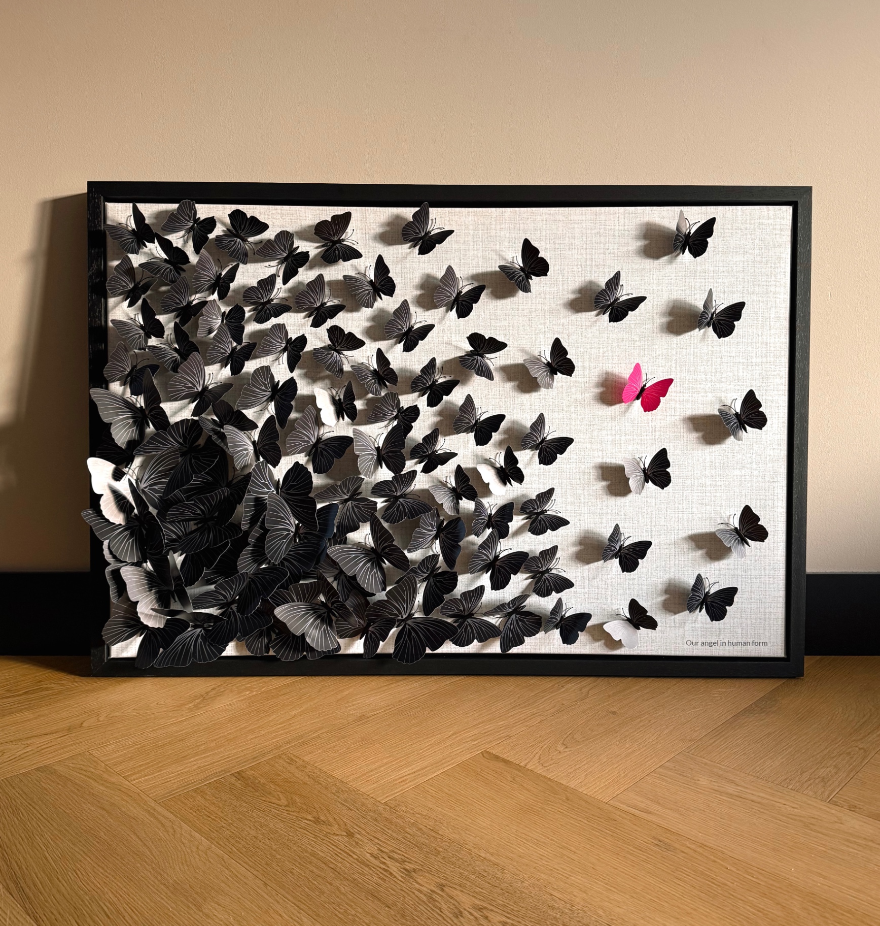 Wanddecoratie met zwarte vlinders en roze accent