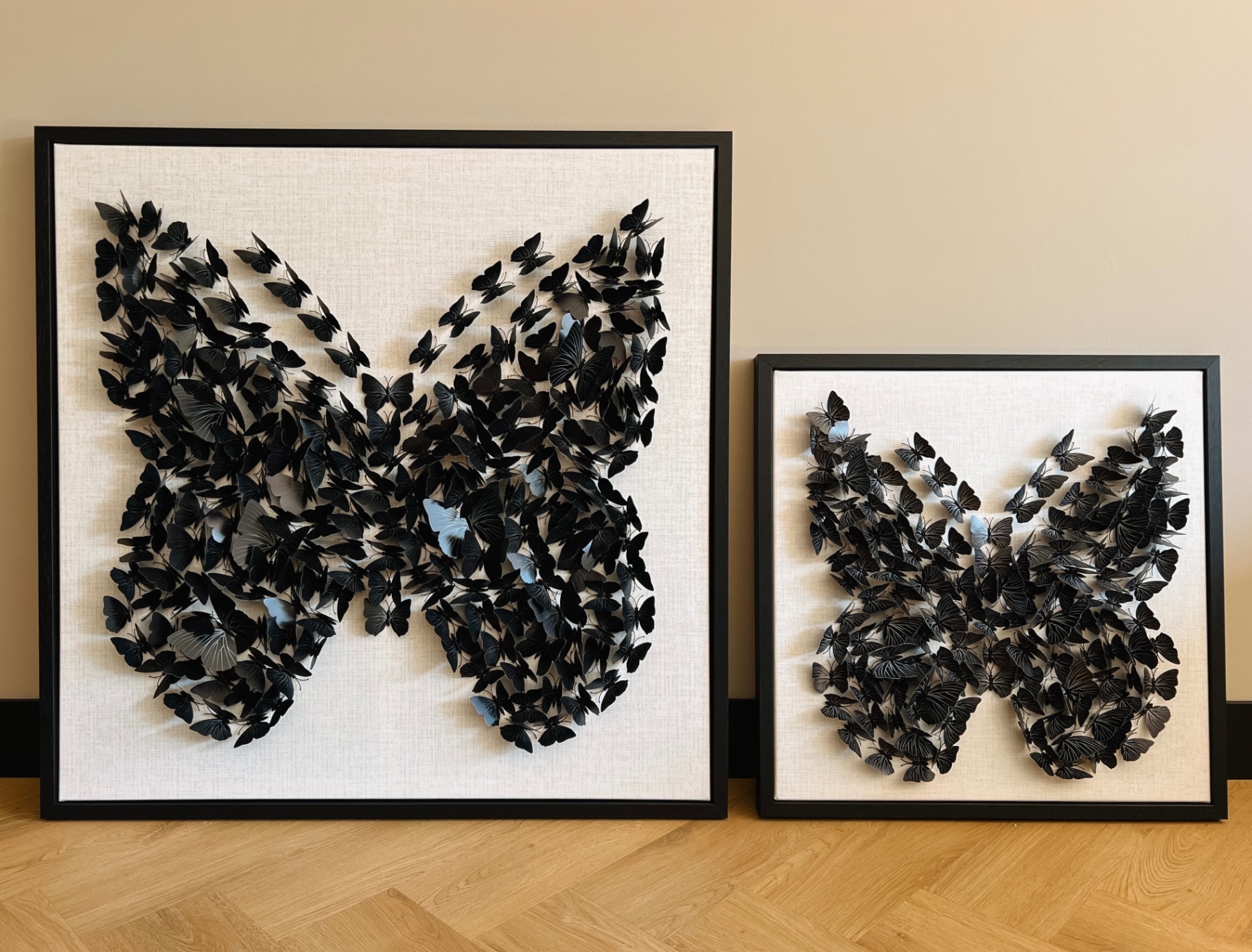Twee vlindervormige wanddecoraties