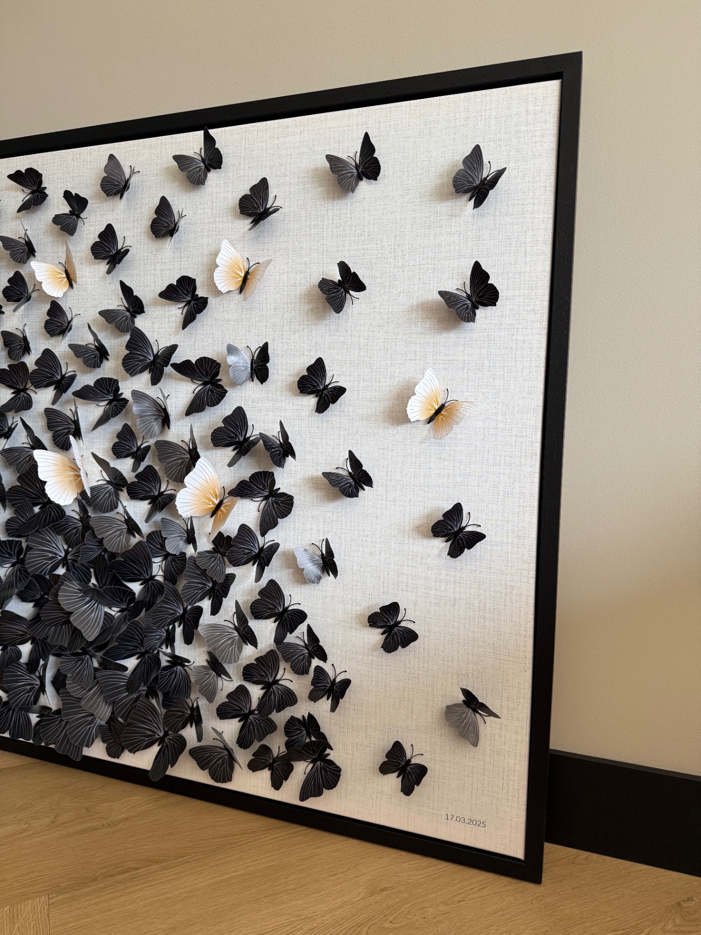 Detail wanddecoratie met vlinders en datum