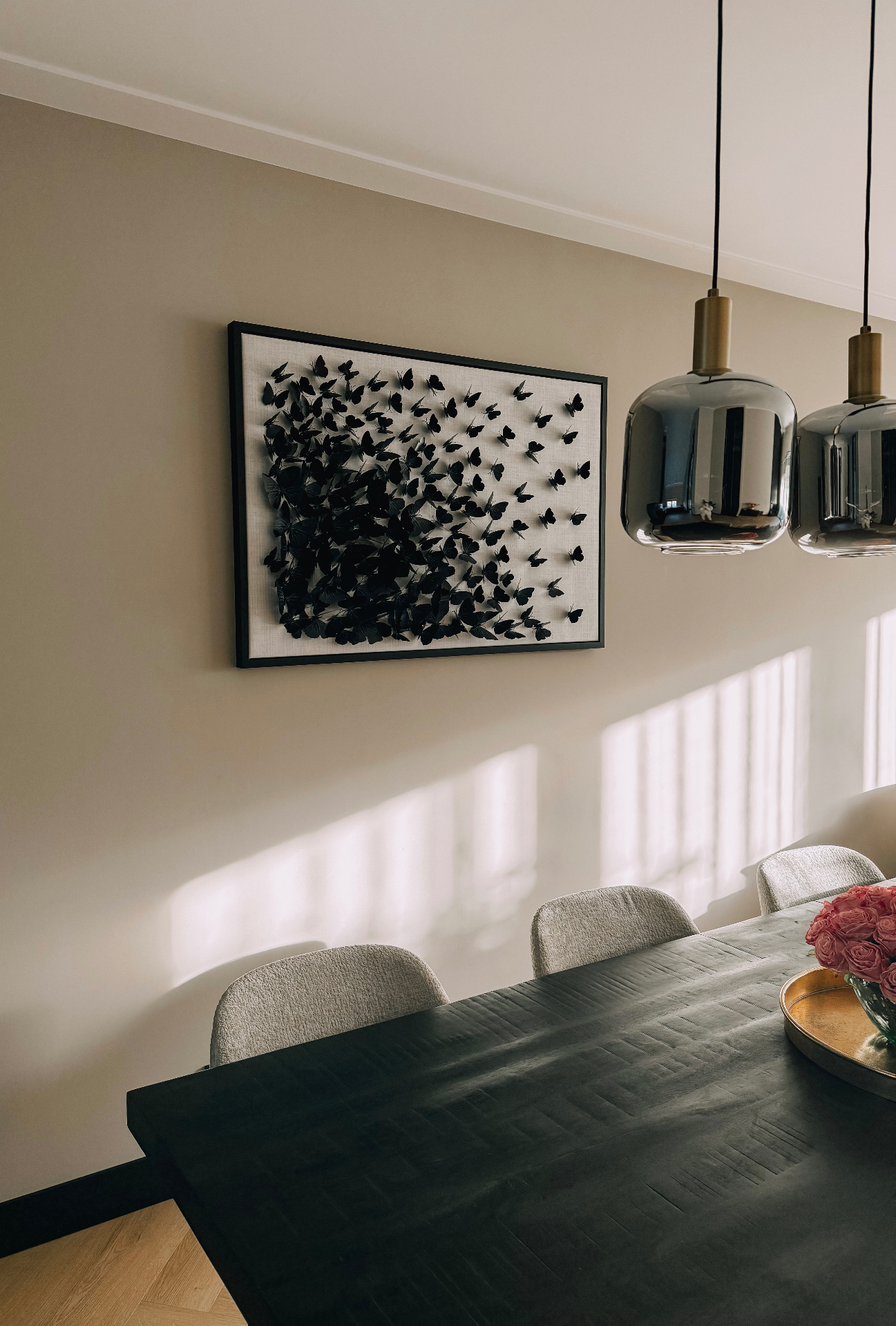 Wanddecoratie met vlinders in een eetkamerinterieur