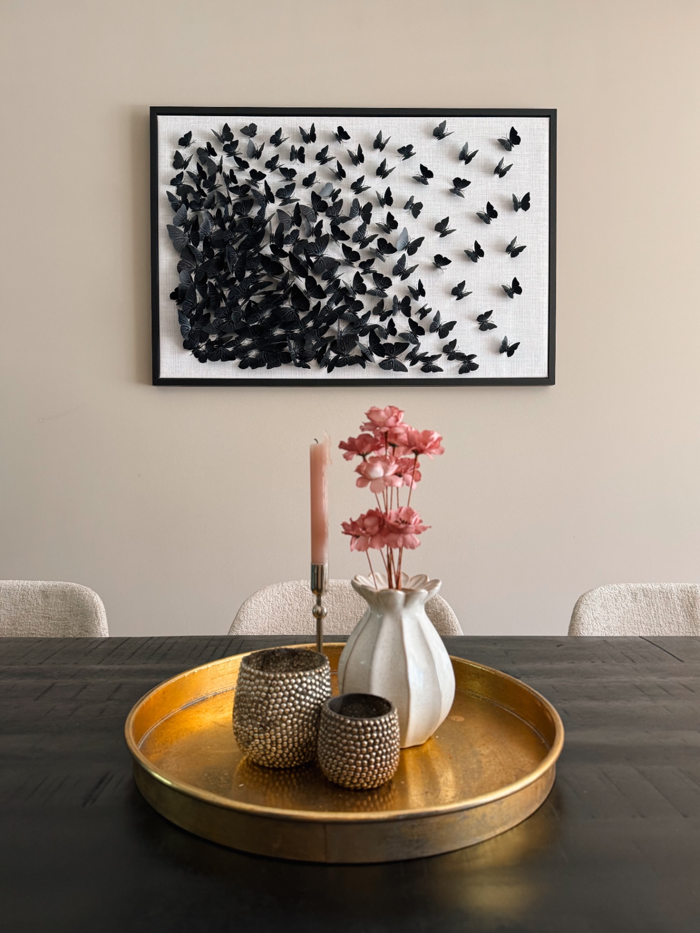 Wanddecoratie met zwarte vlinders in interieur