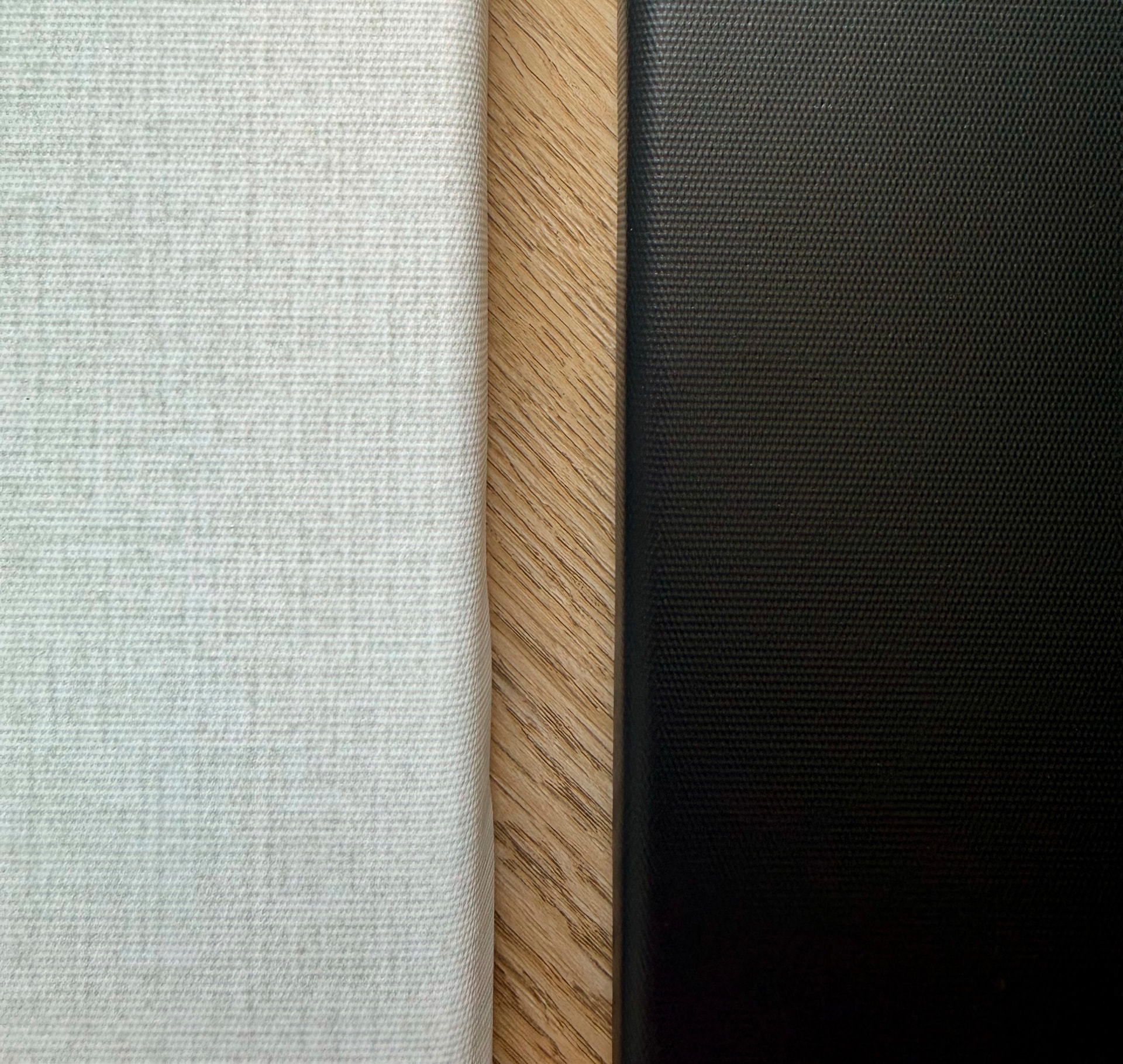 Doek, houten lijst en zwart gaas naast elkaar