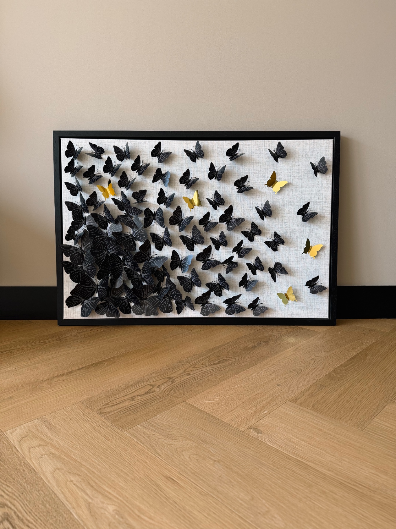 Wanddecoratie met zwarte en gouden vlinders