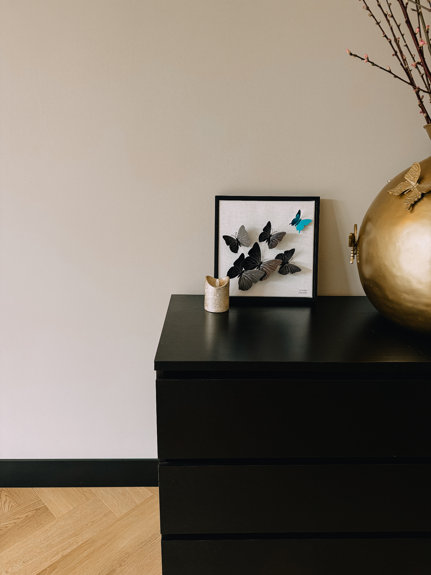 Handgemaakte wanddecoratie met vlinders in een interieur