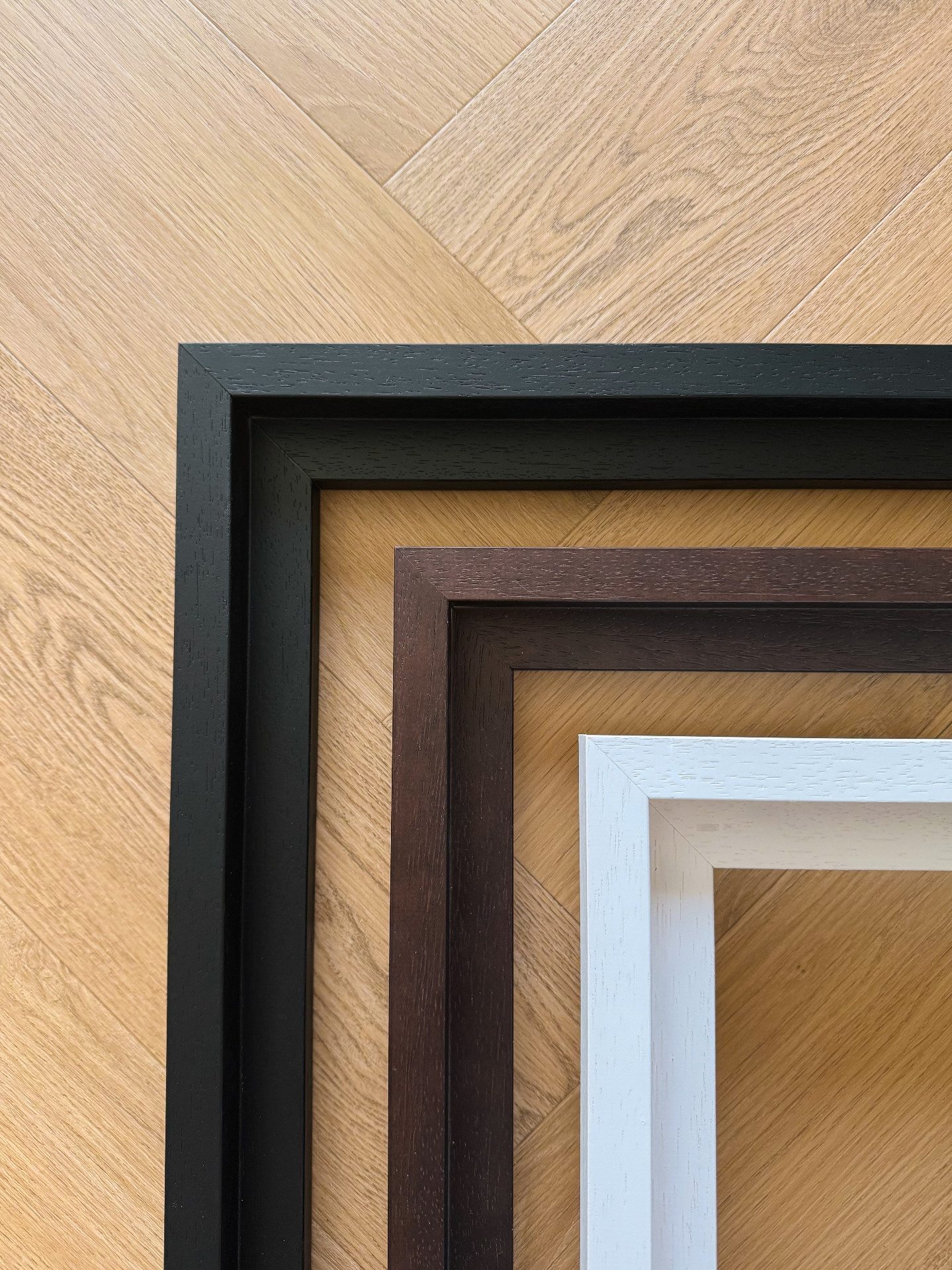Drie lijstkleuren naast elkaar: zwart, bruin en wit