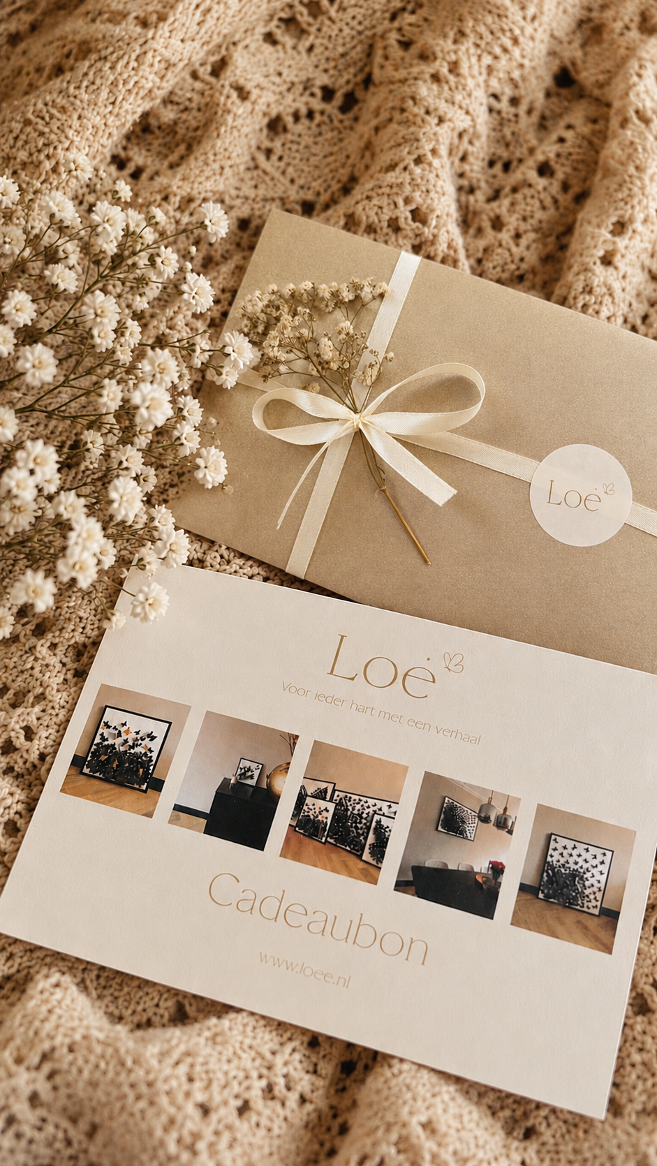 Cadeaubon van Loé in een geschenkverpakking met strik en bloemen