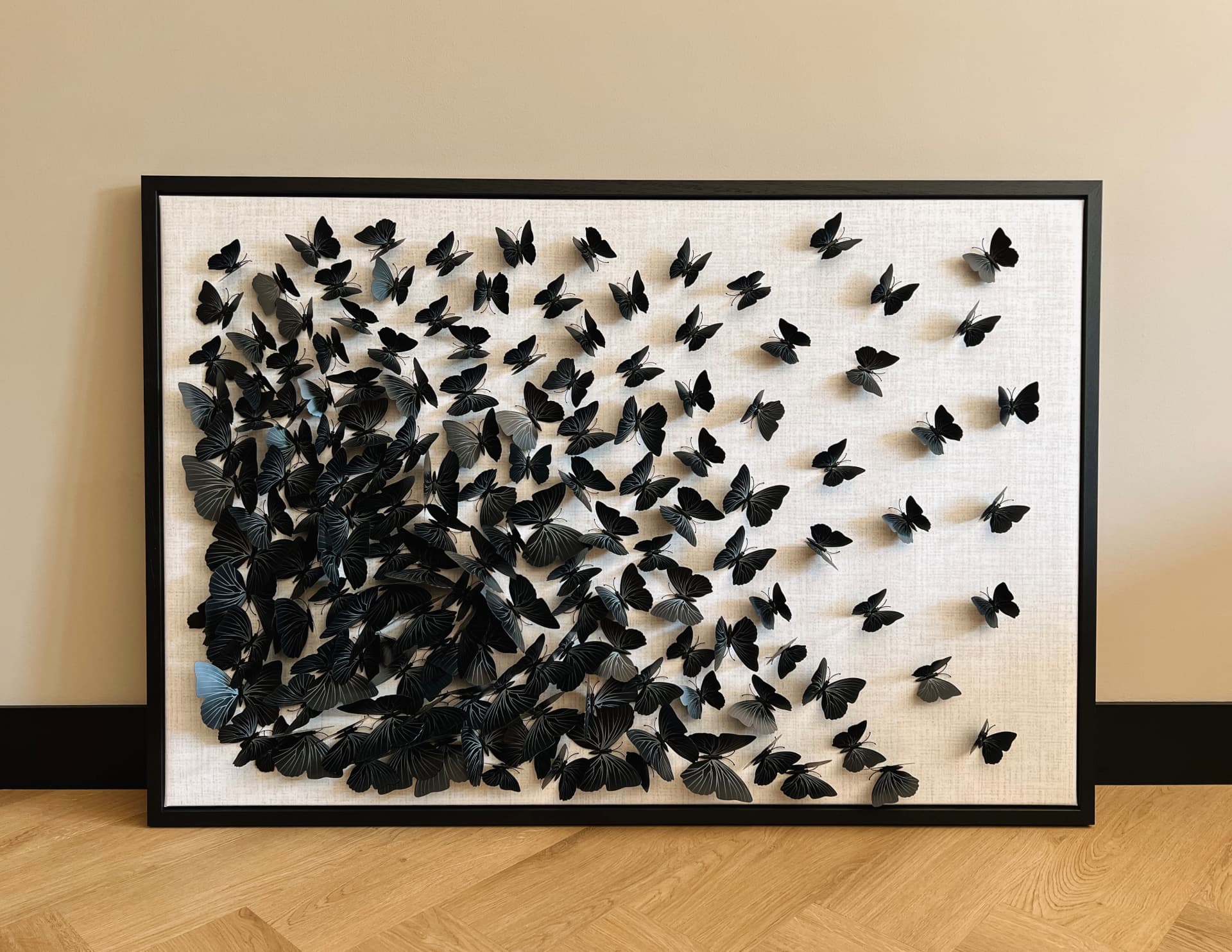 Liggende wanddecoratie met opvliegende vlinders