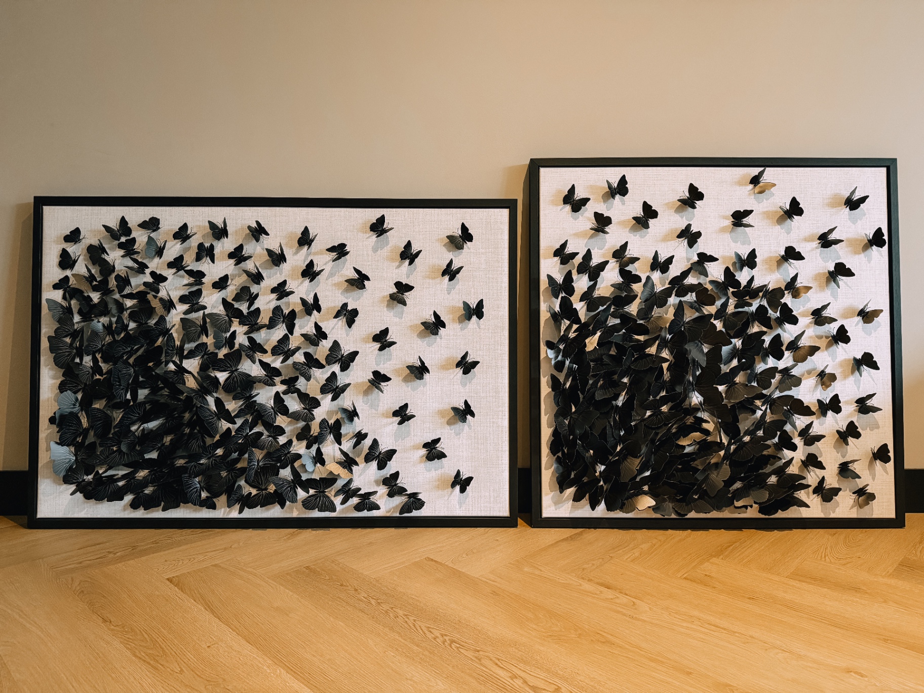 Twee wanddecoraties met vlinders naast elkaar