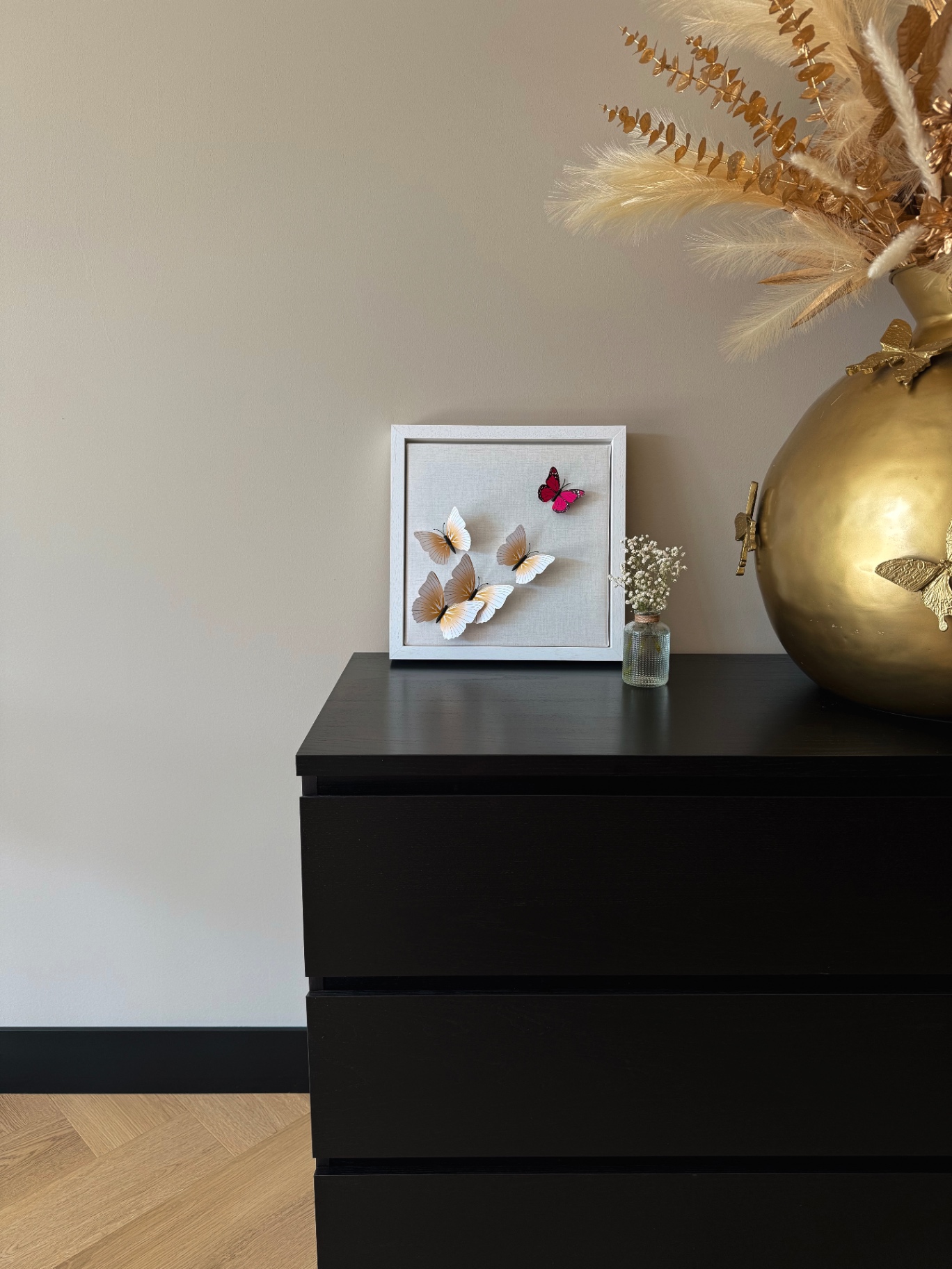 Kleine wanddecoratie met kleurrijke vlinders