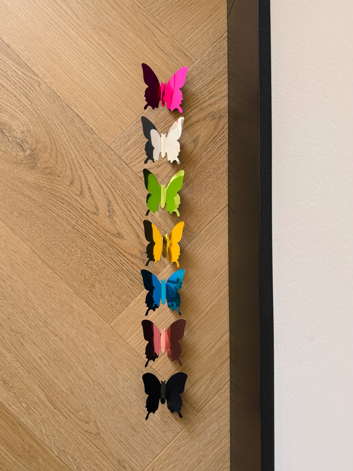 Kleurrijke vlinders op hout