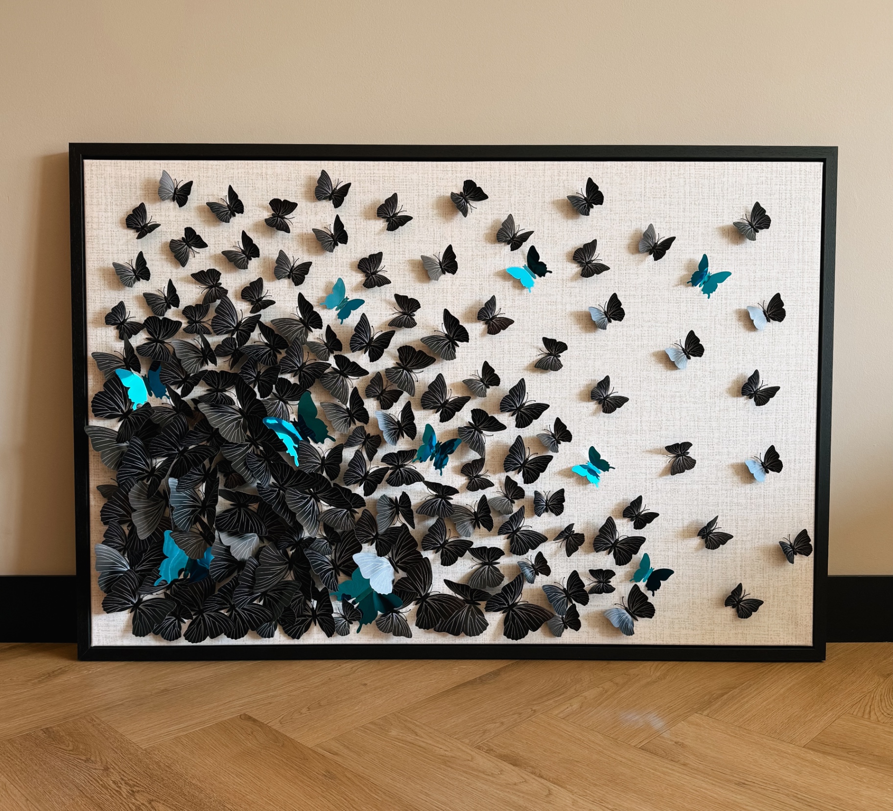 Wanddecoratie met zwarte en turquoise vlinders