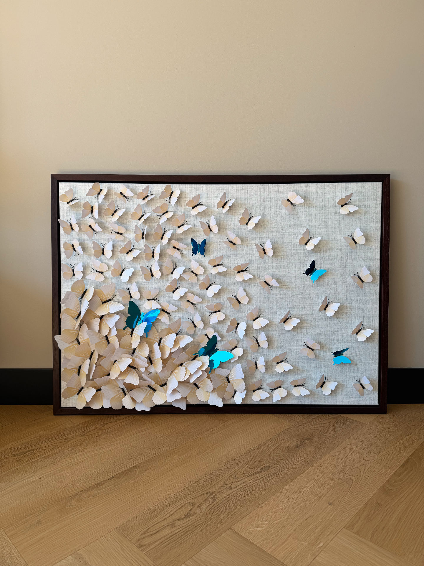 Wanddecoratie met crème en turquoise vlinders