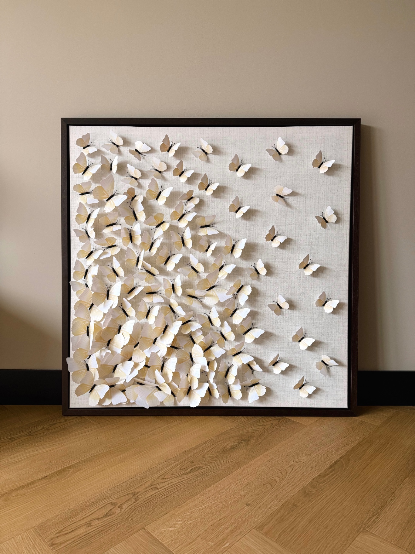 Wanddecoratie met crème en witte vlinders
