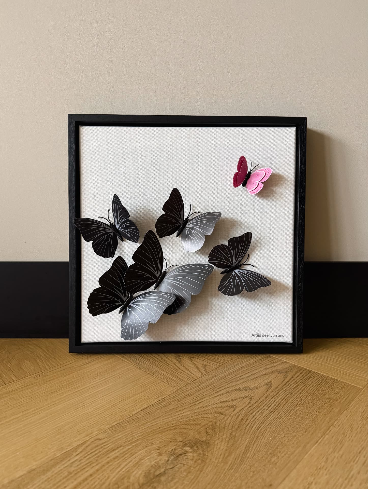 Wanddecoratie met zwarte en roze vlinders